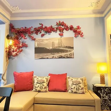 Mc Warm Romantic 3br2ba @ Trendy Principe Real * Lisbon